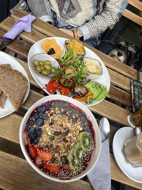 Açai Bowl und veganer Frühstücksteller, Brot und Brötchen nicht fotografiert... sehr lecker  at Xafé in Wuppertal