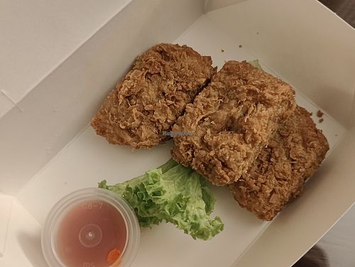 Crispy fried "chicken" in take out box at D'life 蔬食 - Somerset  in Central Singapore