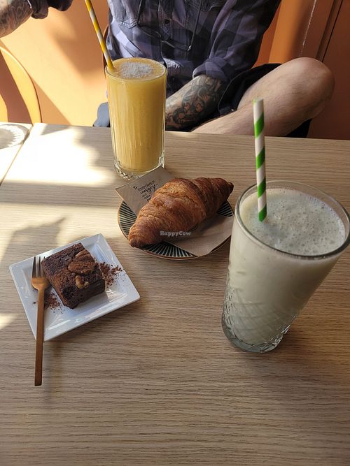 Exotic Smoothie, Pistachio Protein Shake, Crossaint & Brownie at Copper Branch in Utrecht