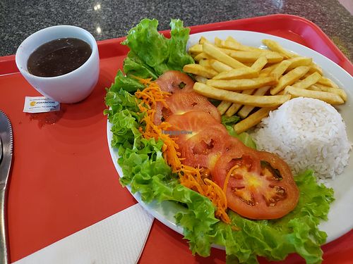 Olha o capricho desse prato! Além de bonitão,  estava  fresquinho e saboroso, temperado na medida certa. at Bud Café in Foz Do Iguacu