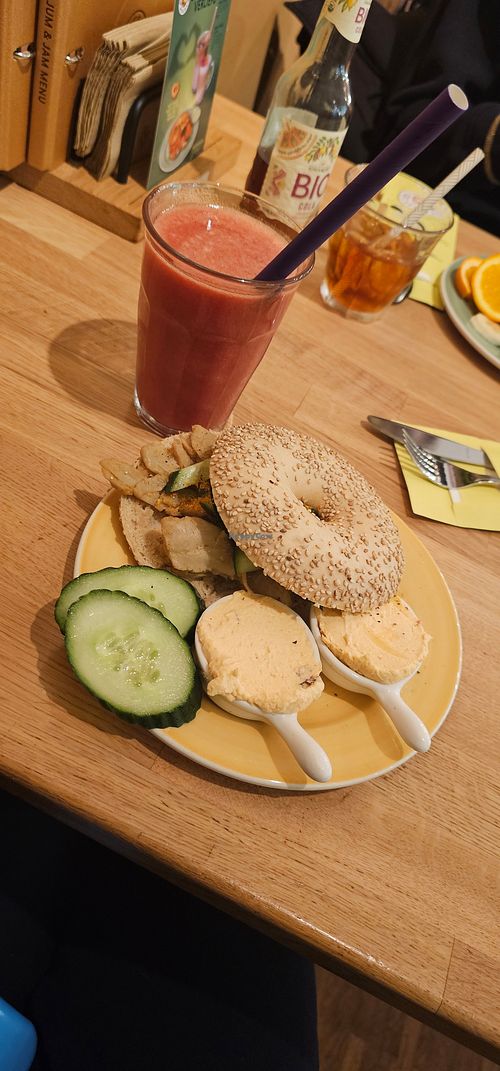 Vegan chai chicken chili bagel with extra cream cheese and a strawberry/banana juice at Bagels & Beans - Poolsterstraat in Rotterdam