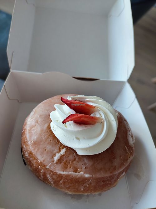 Strawberry Jam and Cream 🍓 at Bungnuts vegan Doughnuts. in Barcelona