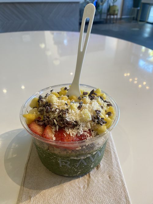 Hulk Bowl [New Item] with Mangos and Coconut Dust Sprinkles! 🫶🏽 Super satisfying and yummy - I definitely got my five a day all in one go! 🥭🥥🥬🍓💗🤪  at RawASF in Fremont