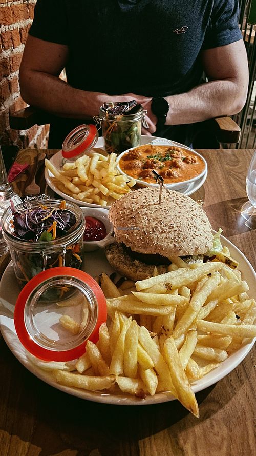 Bacon NoCheese burger - balletjes in tomatensaus  at Oh!MA in Bruges