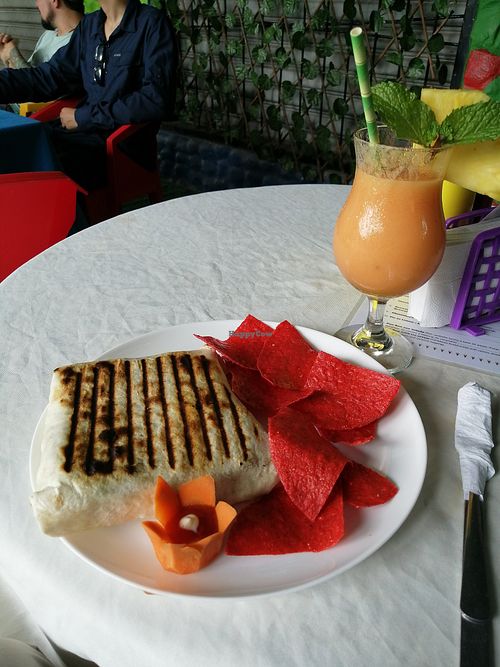 Veganer Burrito und Ananas-Papaya-Smoothie at Mi Niño in Tortuguero
