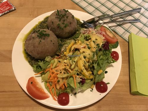 Tagesgericht Kartoffel-Walnussknödel mit Bärlauchpesto und Salatbeilage at Lauschhütte in Daxweiler