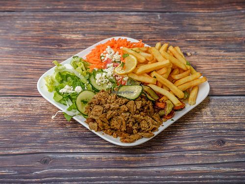 Assiette avec  la viande vegan gyros at Eat With Joy in Paris