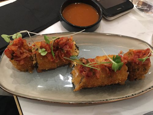Crispy tamago kimchi uramakis at brEAThe Restaurant | Sushi végétal à Paris in Paris