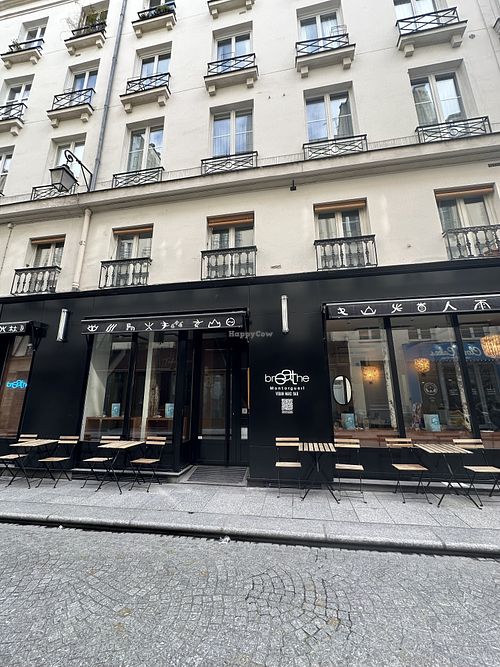 Outside  at brEAThe Restaurant | Sushi végétal à Paris in Paris