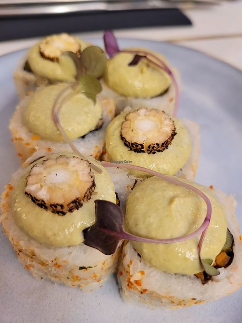 Maki Curry Thai in one bite at brEAThe Restaurant | Sushi végétal à Paris in Paris