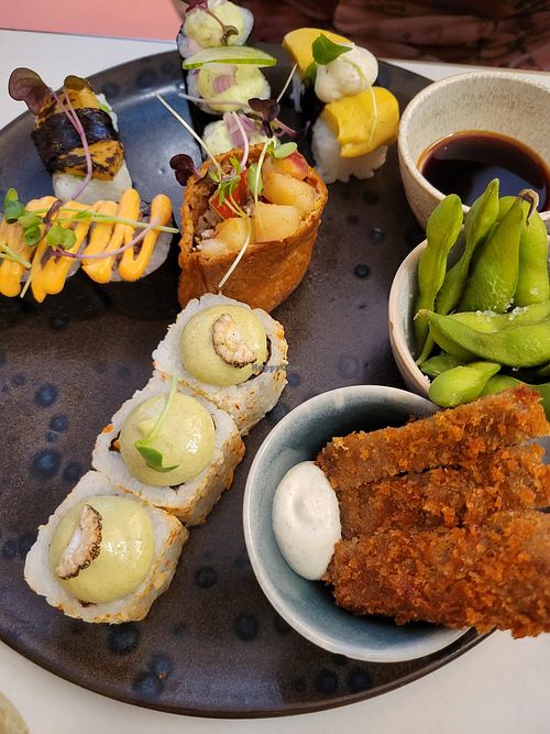 Discovery menu sampler plate at brEAThe Restaurant | Sushi végétal à Paris in Paris