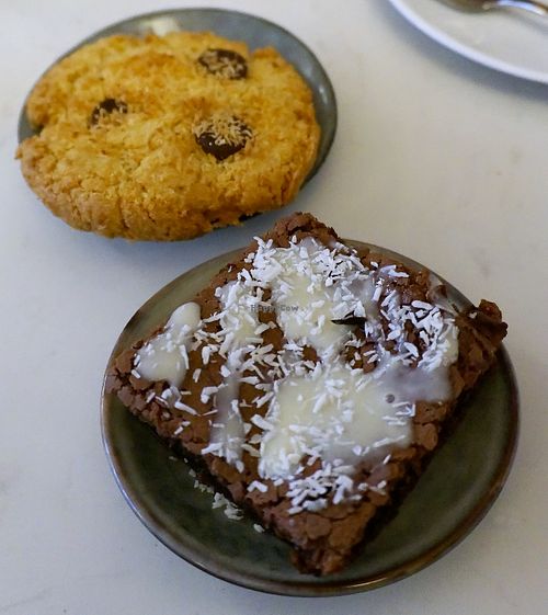 COOKIE + MOCHI BROWNIE at brEAThe Restaurant | Sushi végétal à Paris in Paris