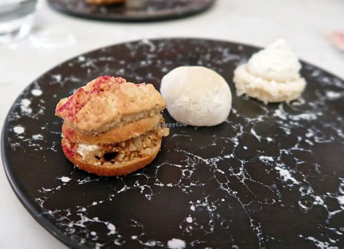 Xmas dinner (dessert) at brEAThe Restaurant | Sushi végétal à Paris in Paris