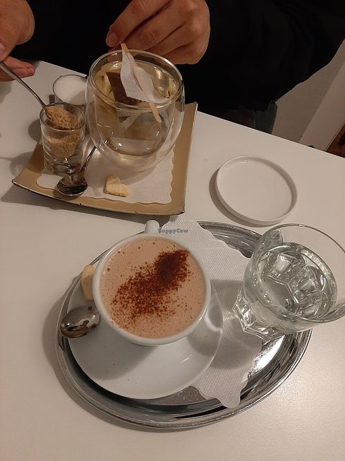 hot chocolate with oat milk and chai latte at Naschsalon in Vienna