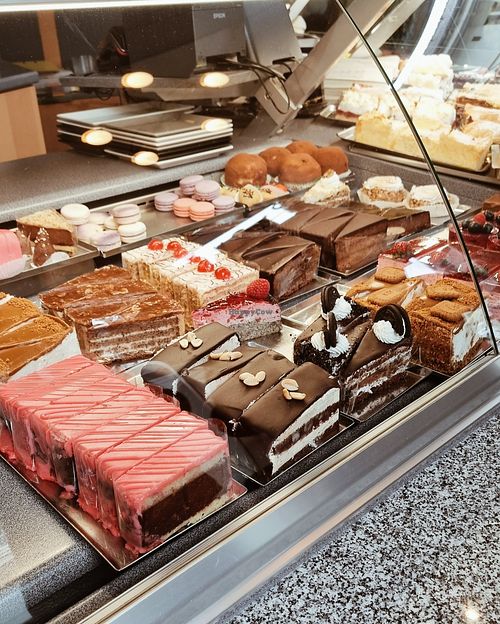 Front row vegan cakes at Cafe Konditorei Oberdöbling in Vienna