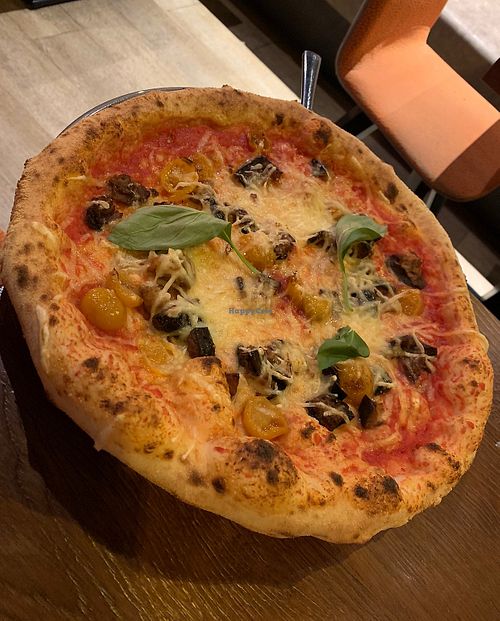 Siciliana pizza vegan. 👏🏽  #Veganuary at Lil' Italy in Vienna