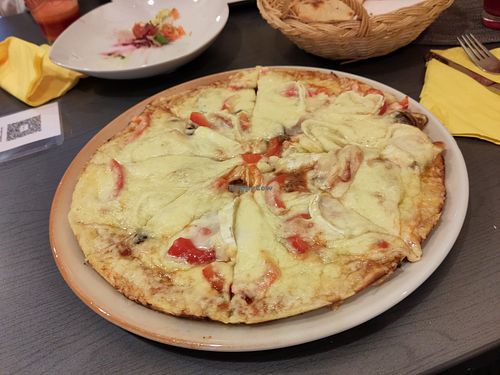Pizza with lots of cheese
 at Der Kleine Vegetarier Zwei in Braunschweig
