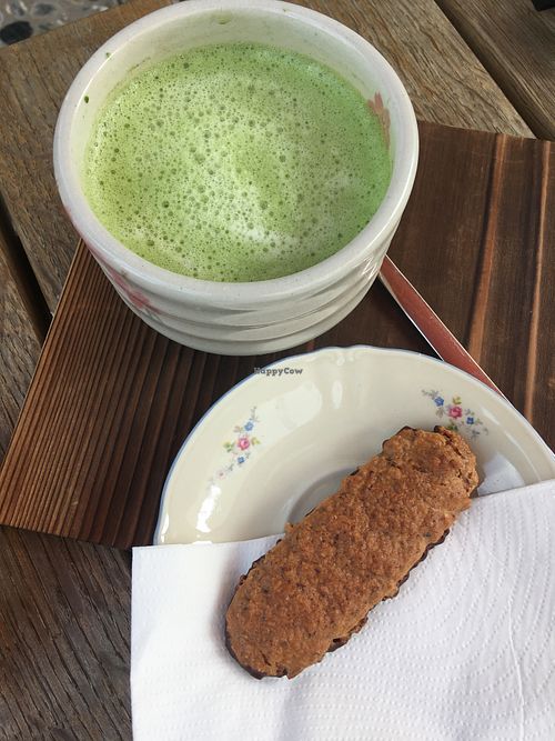 Matcha Latte und Walnusszunge  at Feldhase in Vienna