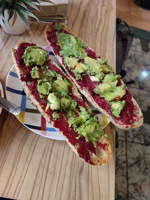 Tostadas de hummus de remolacha y aguacate at Massay in Granada