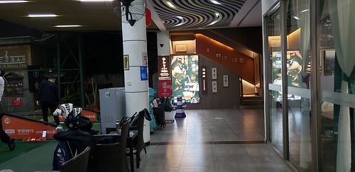 Entrance up the stairs next to driving range at Fányānwàichá - 凡烟外茶·素食 in Wuhan