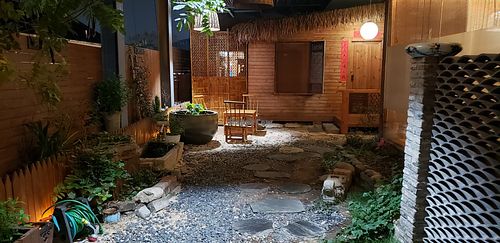 Outdoor walkway to seating area at Fányānwàichá - 凡烟外茶·素食 in Wuhan