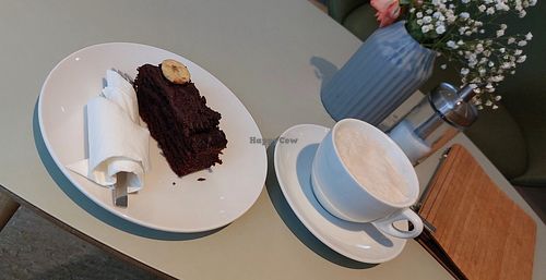 Schoko-Bananenkuchen und Chai Latte mit Sojamilch at Café Cabresso in Augsburg