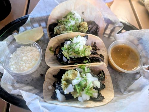 Mushroom taco... Bis auf den Parmesan links vegan at Matilda's Taco Bar in Miami Beach