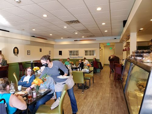 Dining area at UpRising bakery & cafe in Lake In The Hills