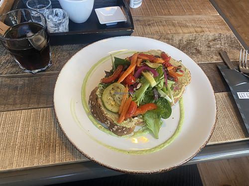 Avocado hummus met gegrilde groenten op speltbrood  at Brownies & downieS in Boxmeer