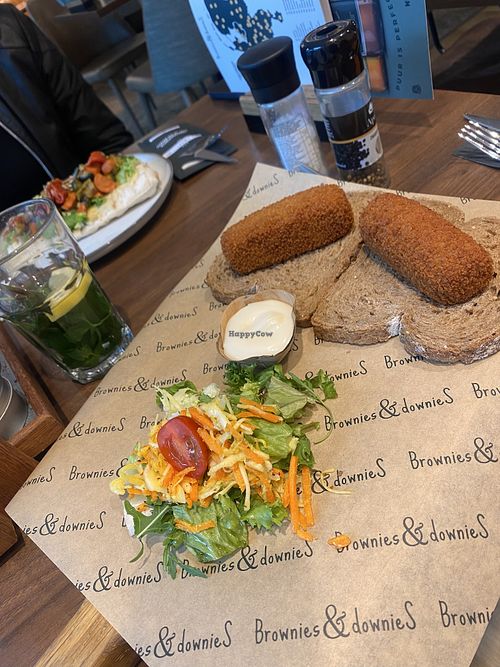 Vegan kroketten op brood  at Brownies & downieS in Lelystad