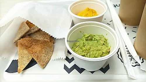 Dips con guacamole y queso cheddar de cashews at Holy Plants in Lima
