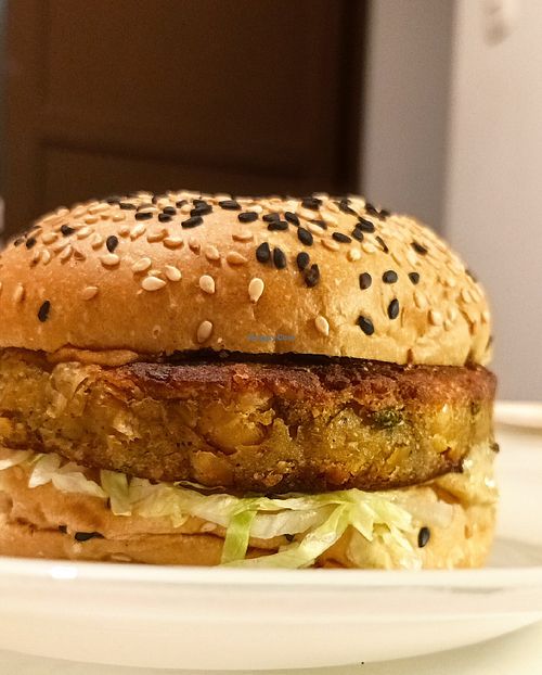 Hamburguesa mediterránea at Holy Plants in Lima