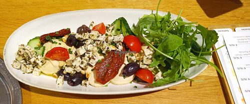Hummous plate with vegan Feta style cheese at Tratschcafé in Kottingbrunn
