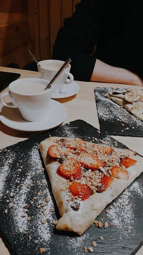 Crepe vegano con fresas, chocolate negro y crocante de almendras. at La Belga in Alcala De Henares