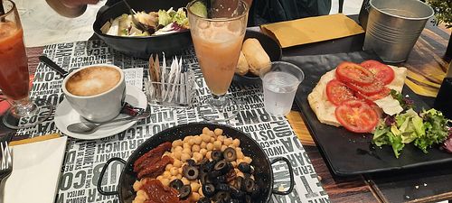 Kikkererwten salade, een broodje met tomaten, een sapje en cappuccino met sojamelk! at We Love Puro in Pompei