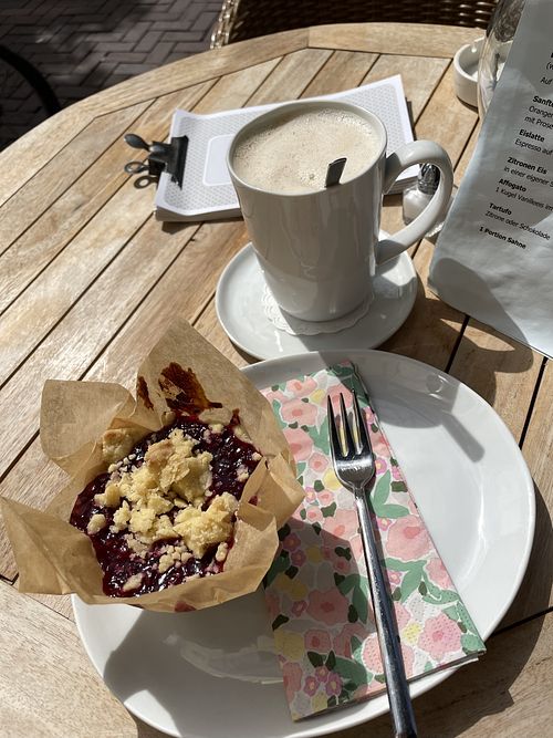 Rote Grütze Muffin und Hafer Cappuccino   at Café Wohnzutaten in Uelzen