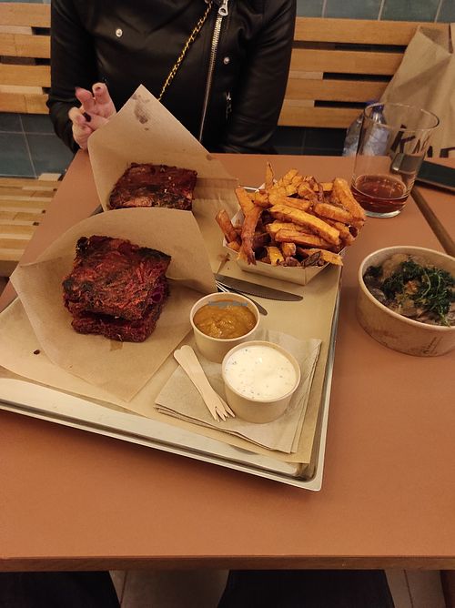 2 vegan burgers + sweet potatoes + mushroom BBQ (carbonade style) at Patatak - La Bourse in Brussels