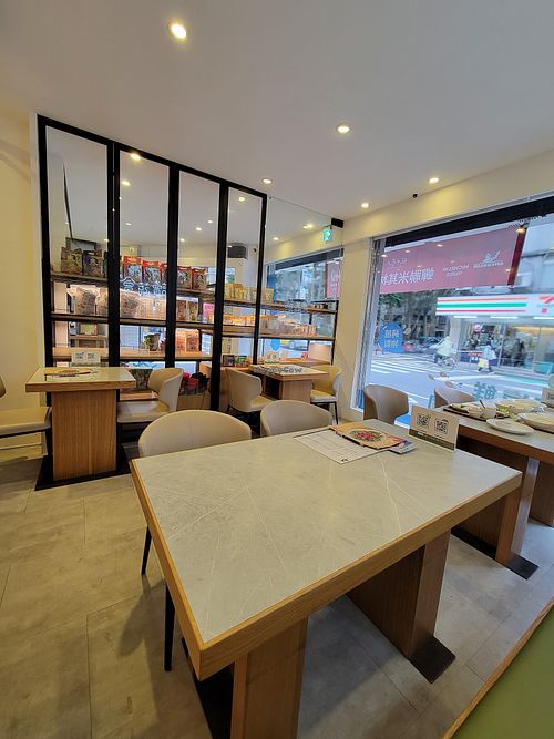 Seating at Yangming Spring - 陽明春天蔬食 - Branch Da'an in Taipei