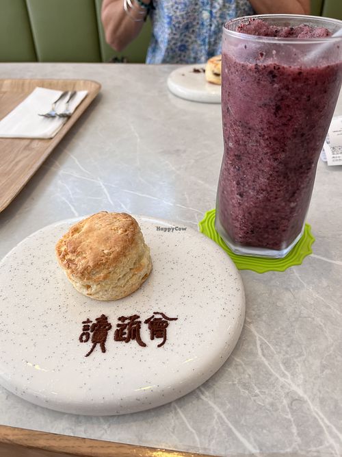 Scone and smoothie   at Yangming Spring - 陽明春天蔬食 - Branch Da'an in Taipei