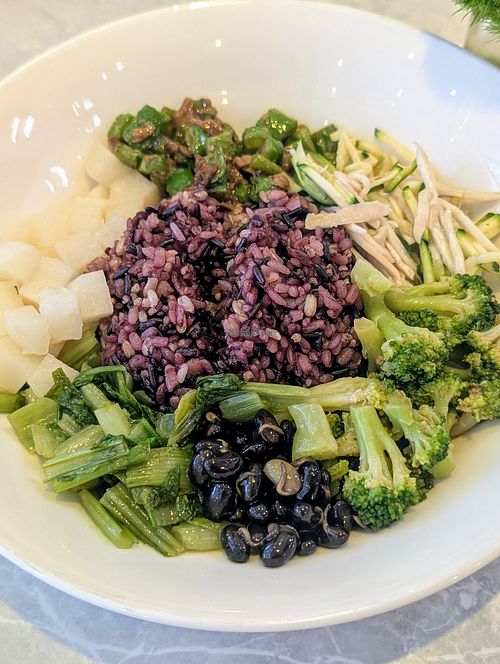 Basic 6 with no soy at Yangming Spring - 陽明春天蔬食 - Branch Da'an in Taipei