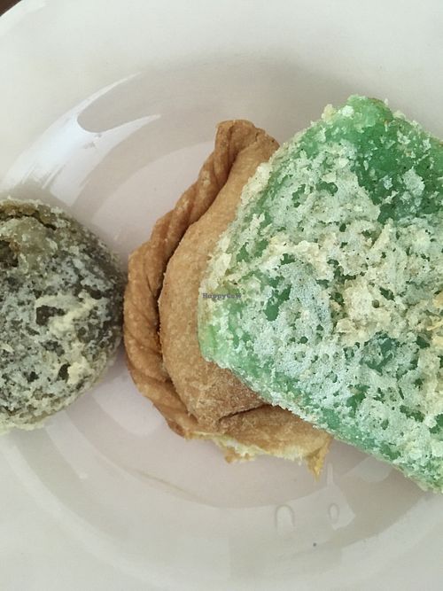 From left to right: fried green bean cake (sweet); vegan curry puff (savoury); fried tapioca cake (sweet)  at Lee Kee Pisang Goreng 李記香蕉炸 in East Singapore