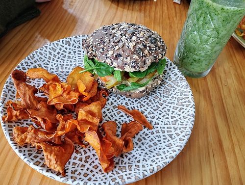 Hummus, avocado, and caramelised onion sandwich w/ sweet potato crisps + kale smoothie at Feria 83 in Sevilla