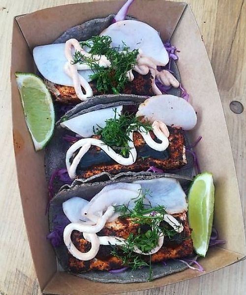 Vegan tofu tacos served by 3 with extra lime and spicy topping at La Güerita in Lille