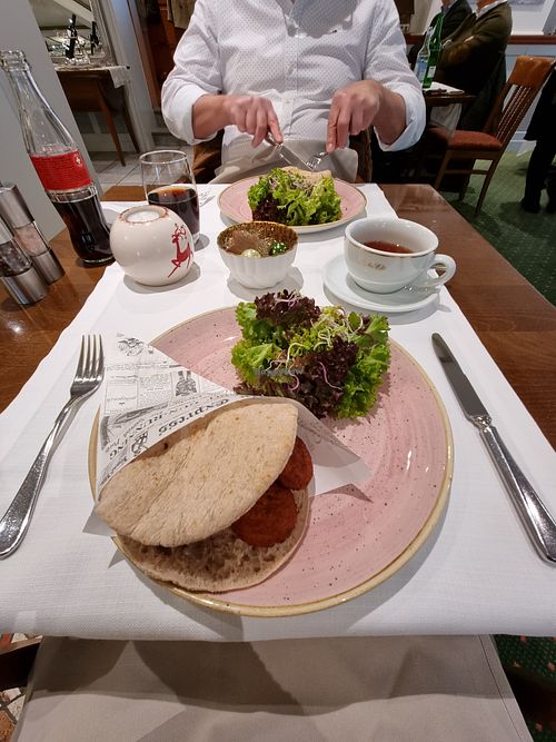 I had the vegan weekly menu today 1. pita, falafel, vegetables and tzatziki sauce.

As always very tasty and absolutely recommended. at Gasthof Hirschen in Regensdorf