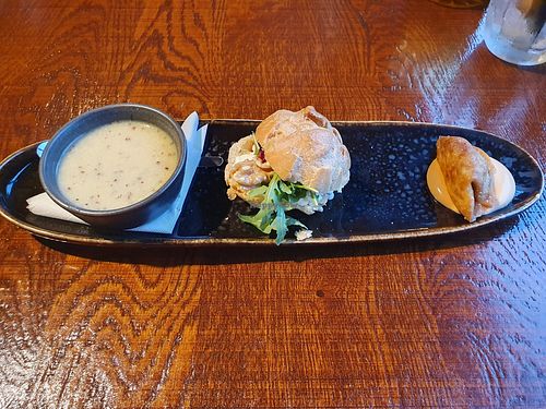 Vega proeverijtje van mosterdsoep, soes met geitenkaas en gyoso at Proeflokaal Bregje in Meppel