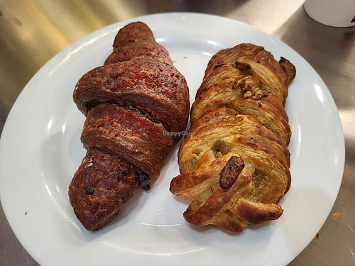 Cornetti marmellata amarene e scaglie di cioccolato e treccia con l'uvetta e sciroppo d'acero at Vegustibus in Rome