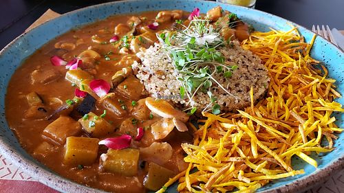 Vegan curry with quinoa (R$50). Looks great, tastes fine, but also feels like it's missing something. at Akan in Sao Paulo