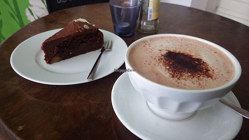 Vegan chocolate cake and hot chocolate at Die Rebellion des Zimtsterns in Berlin