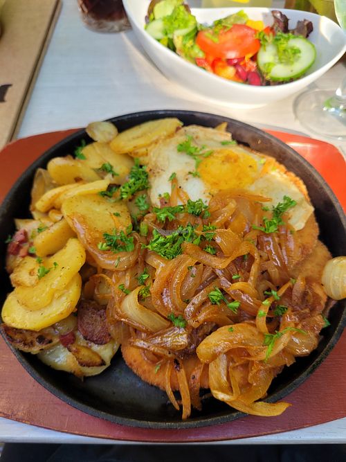 Mühlen Krüstchen (Zwei vegane Schnitzel + Schmorzwiebeln + veganes Spiegelei + Bratkartoffeln + Salat)
 at Elmenhorster Mühle - Burger & Mehr in Waltrop