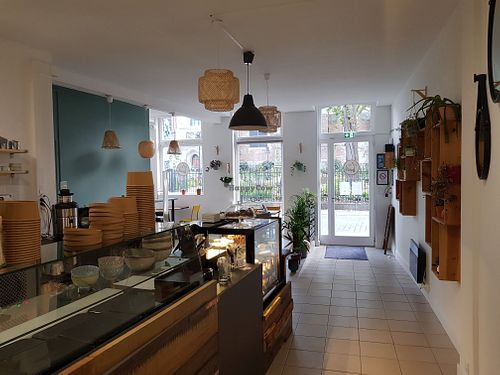 Restaurant interior at J'ai du bowl in Valenciennes